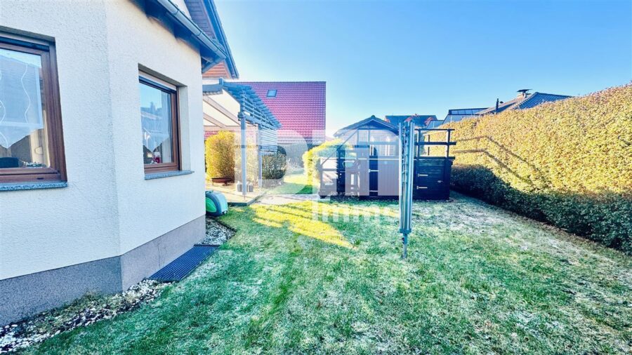 Umfangreich saniertes Einfamilienhaus mit großer Terrasse, Garage, Carport und Einliegerbereich - Gartenbereich hinter dem Gebäude